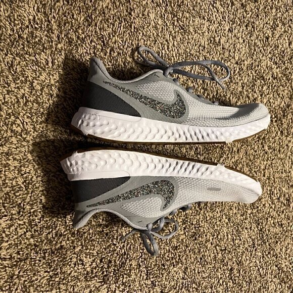 Nike Revolution 5 Premium Wolf Grey - Picture 4 of 6